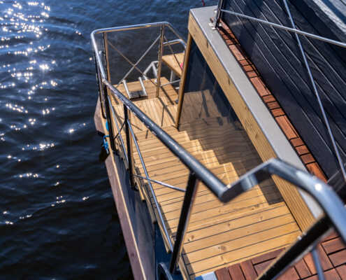 Holztreppe für das Sonnendeck DIE HERBSTFERIEN HABEN BEGONNEN!